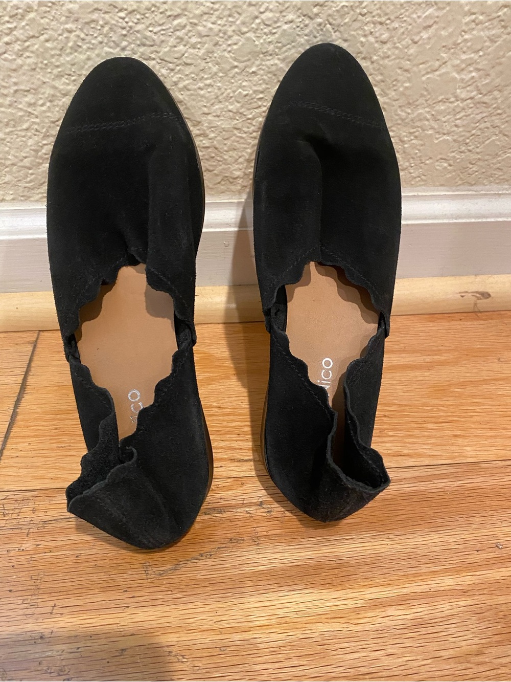 Scalloped Edge Black Women’s Flats